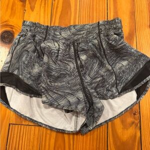 Lululemon Womens size 4 hotty hot shorts. 2.5” inch. In great condition